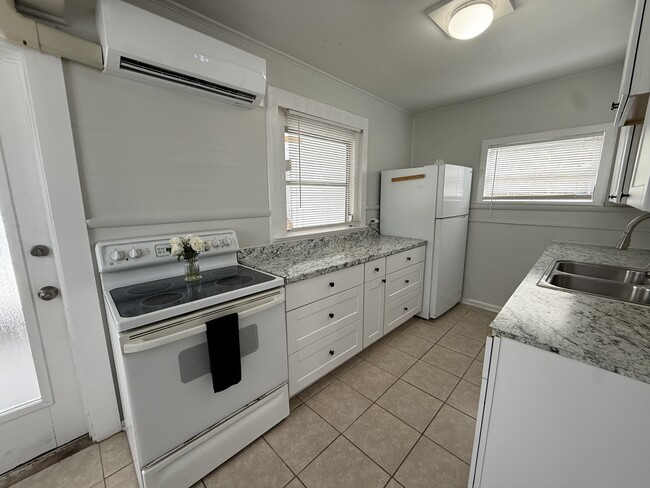 Building Photo - 408 3rd Ave E