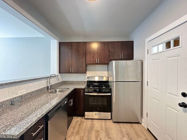 Building Photo - 4420 N Wolcott Ave