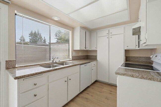 Foto del edificio - Freshly Updated Townhome - Light, Bright & Spacious!