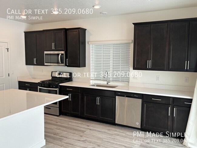 Foto del edificio - Modern and Spacious Home In Lehi with 2 Ca...