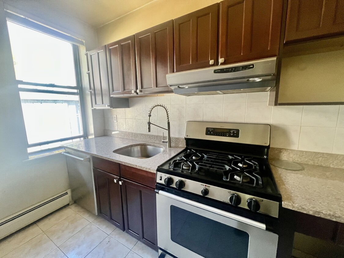 Primary Photo - 553 Undercliff Ave