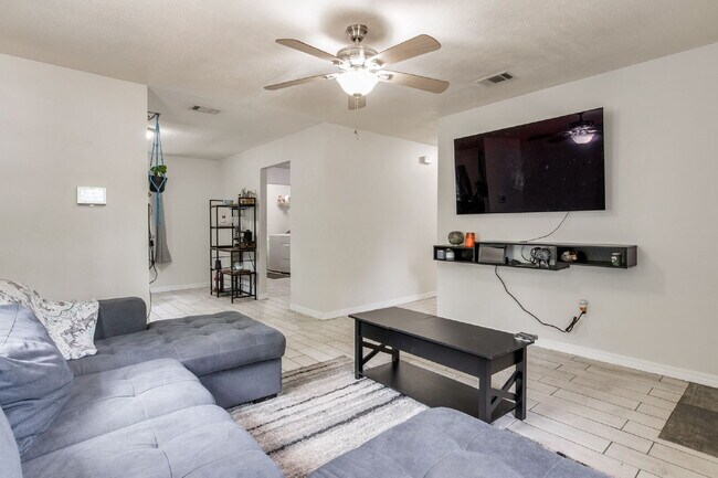 Foto del edificio - Move-in ready 3-bedroom, 1-bath cottage