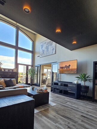 Building Photo - 1515 N Van Buren St