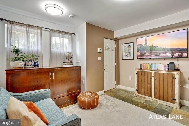 Building Photo - Recently Renovated// 2  Bedroom  1.5  Bath...