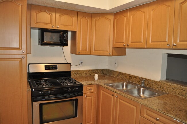 Building Photo - 7713 N Kendall Dr