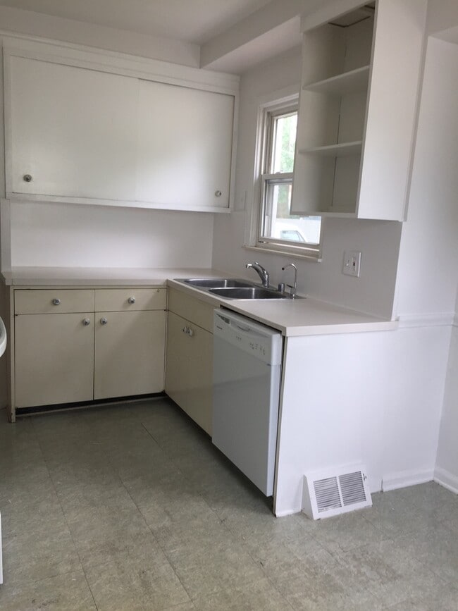 Building Photo - A Charming 3 Bedroom Bungalow, Hardwood Floors, Fenced in Backyard