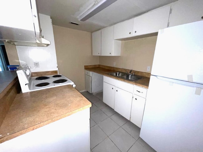Building Photo - 2505 S Parkwood Dr
