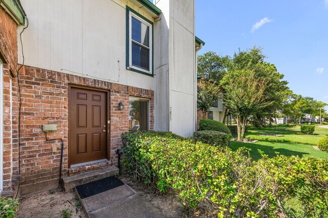 Foto del edificio - 7835 Bateman Ln