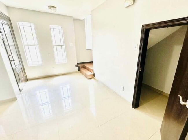 Building Photo - 1204 W Fig Ave