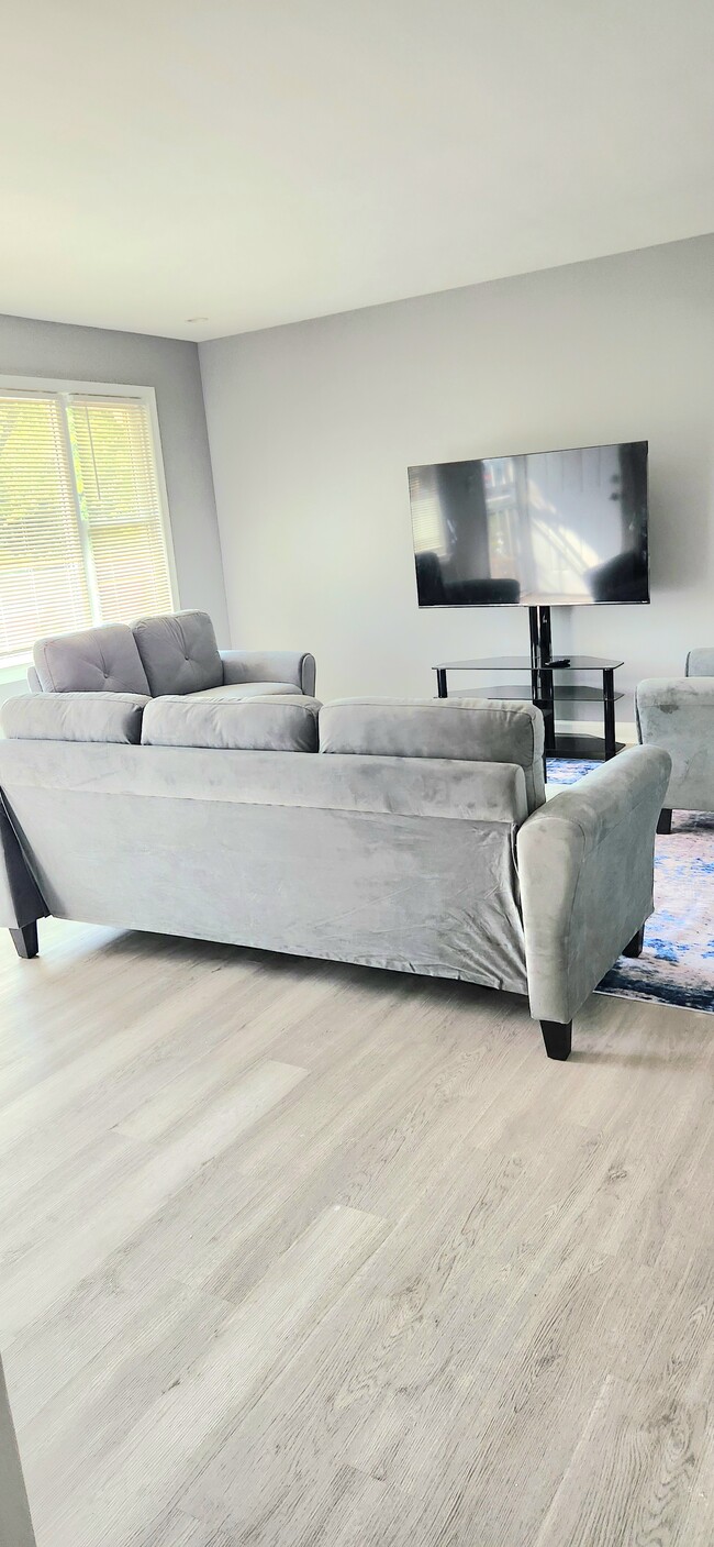 Building Photo - 948 White Oak Dr