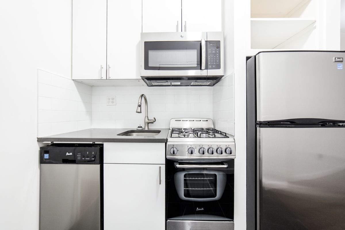 Primary Photo - 345 W 45th St