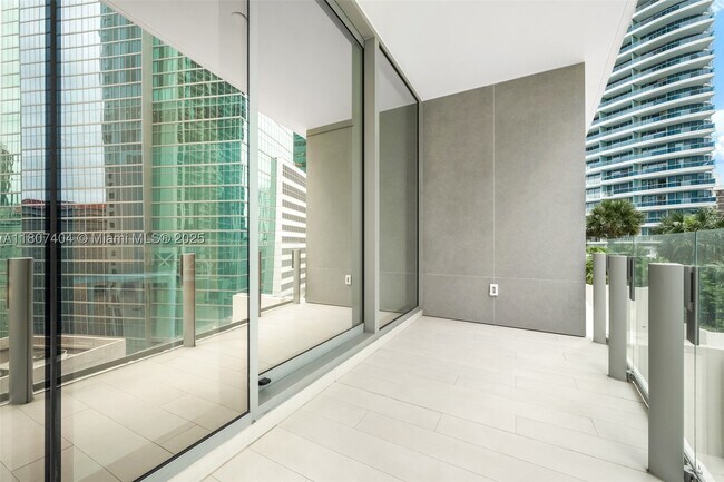 Foto del edificio - 300 Biscayne Blvd