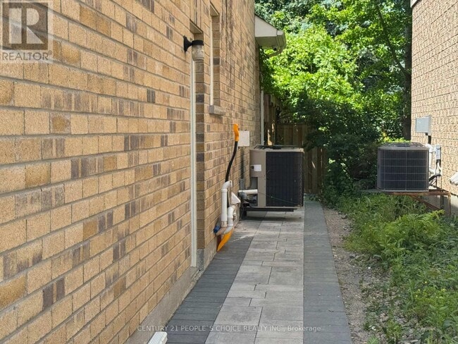 Building Photo - 452 Britannia Ave E