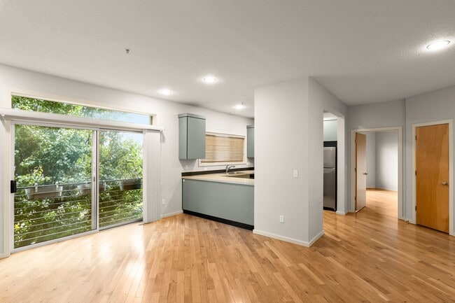 Building Photo - Beautiful 2 Bedroom Townhome in N Portland