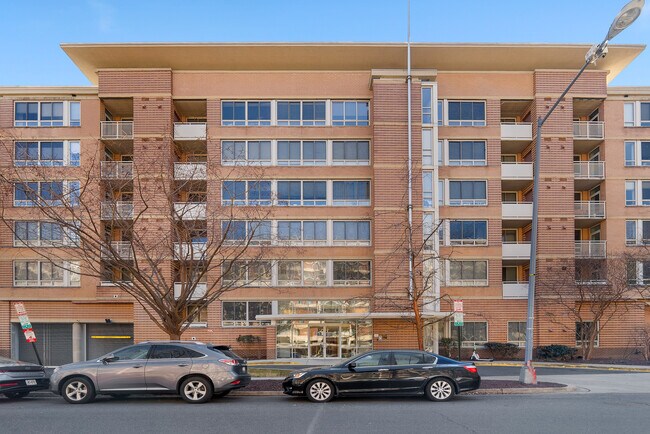 Foto del edificio - 350 G St SW