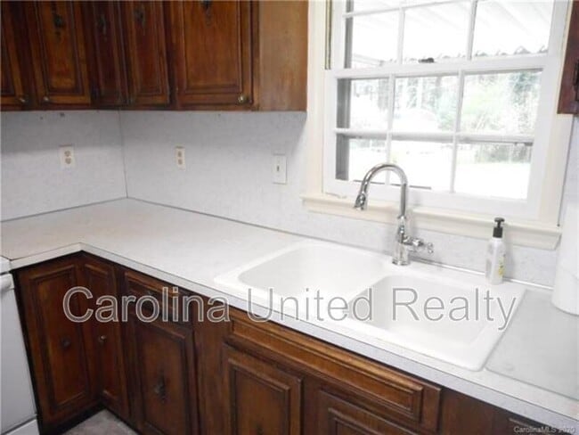 Building Photo - 5500 Larchmont Ave