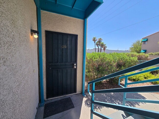 Foto del edificio - Charming 2-Bedroom Condo in Gated Communit...