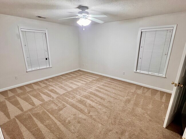 Foto del edificio - 6117 Hedgecock Cir