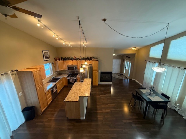 Building Photo - 3860 W Lake Ave