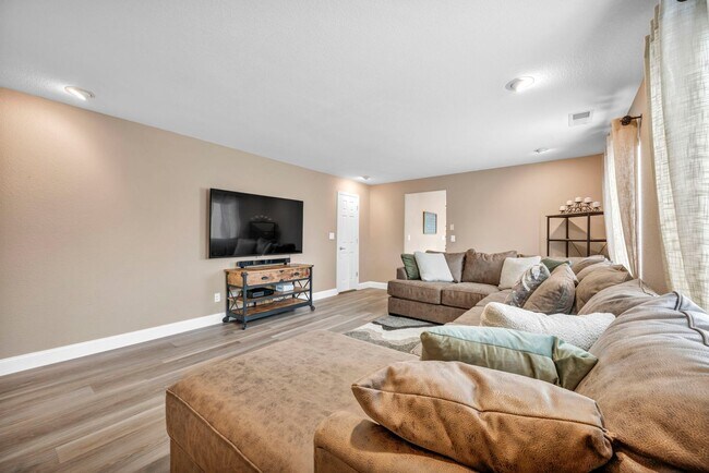 Foto del edificio - Currently being enjoyed by another resident - Available for move-in April 5th. Accepting tours fo...