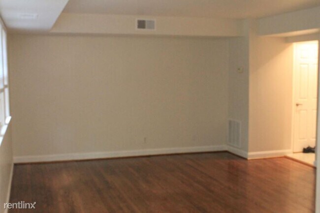 Building Photo - 2 br, 1.5 bath Townhome - 8515 Bradford Rd