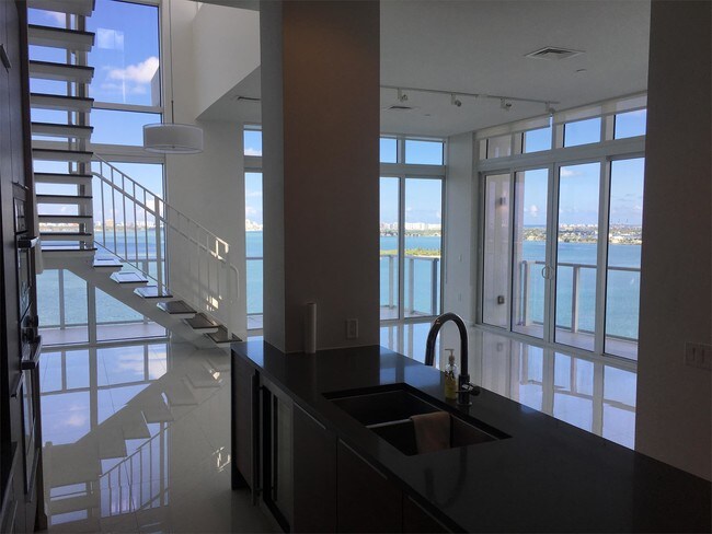 Foto del edificio - 601 NE 27th St