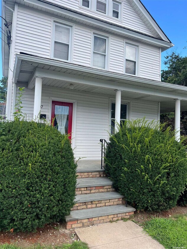 7 Chestnut St, Westbury, NY 11590 Townhome Rentals in Westbury NY