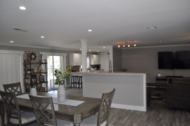 Building Photo - Direct salt water canal home