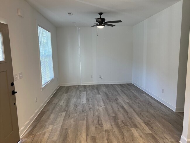 Building Photo - 300 Willow Ct
