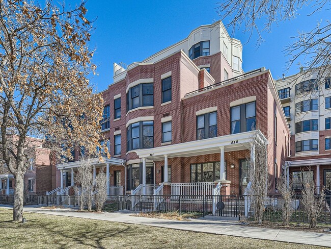 Foto del edificio - Large Luxury Townhome W/Rooftop Pool and H...