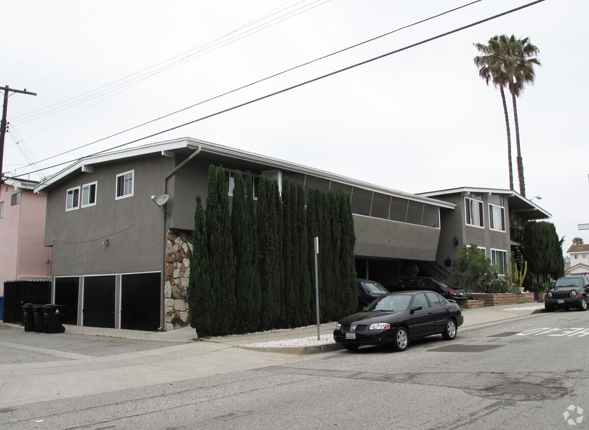 Building Photo - 8601-8609 Saran Dr