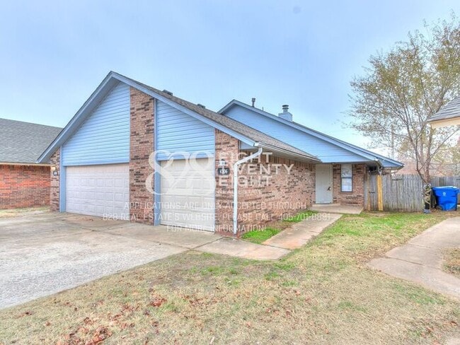 Now Touring & Available for Move in! 3 Bed/1.5 Bath Duplex in West Norman! - Now Touring & Available for Move in! 3 Bed/1.5 Bath Duplex in West Norman! House