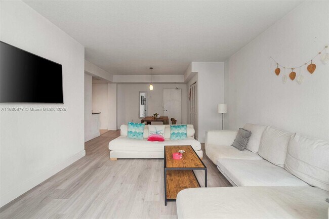 Foto del edificio - 7501 E Treasure Dr