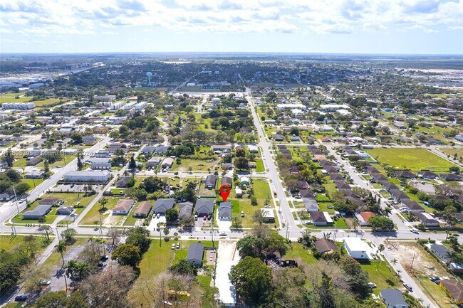 Foto del edificio - 673 NW 14th St