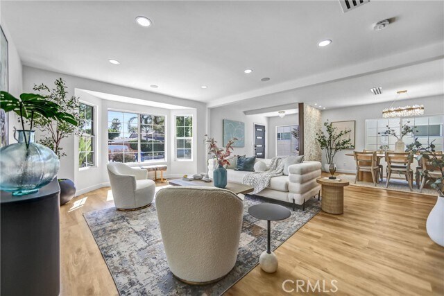 Foto del edificio - 6119 Longridge Ave