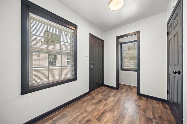 Building Photo - 424 7th St N
