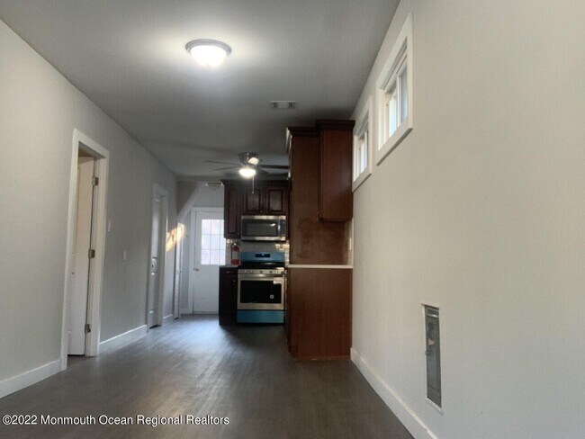 Building Photo - 37 Briarwood Ave