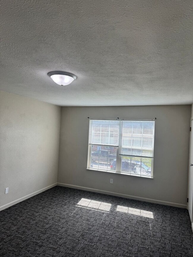 Building Photo - Collier Apts II