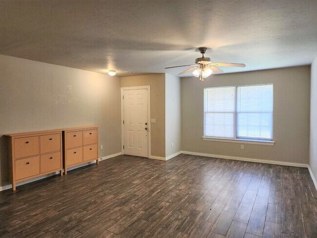 Foto del edificio - 3 Bed 2 Bath 2 Car Garage in College Park ...