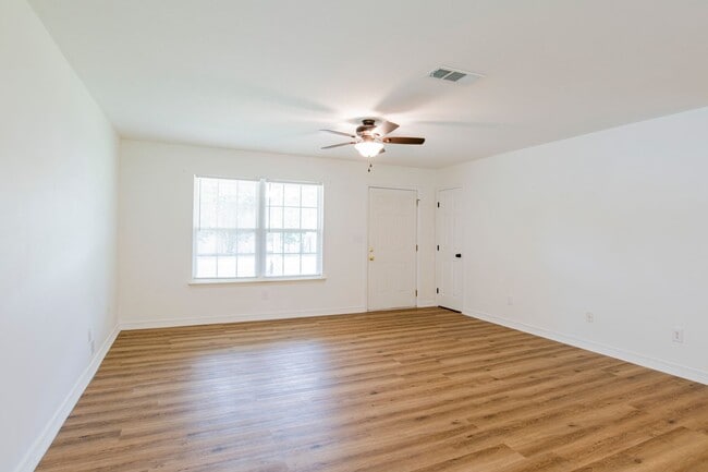 Building Photo - Close to UWF!