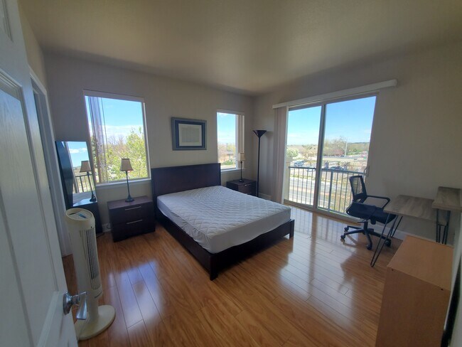 Dormitorio 1 - 4500 Baseline Rd