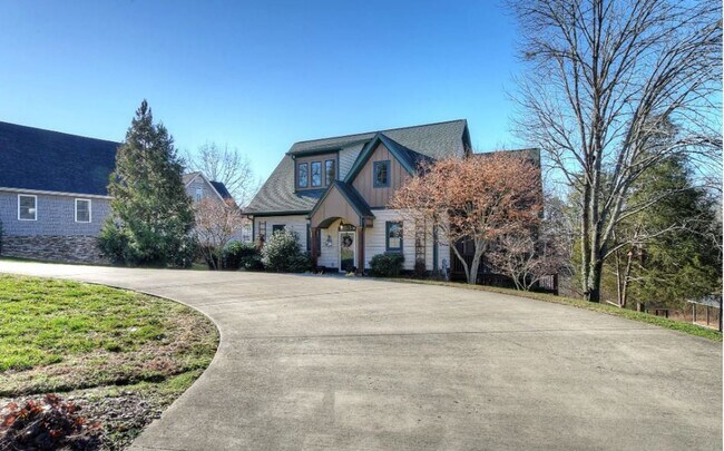Building Photo - 121 Lake Haven Dr