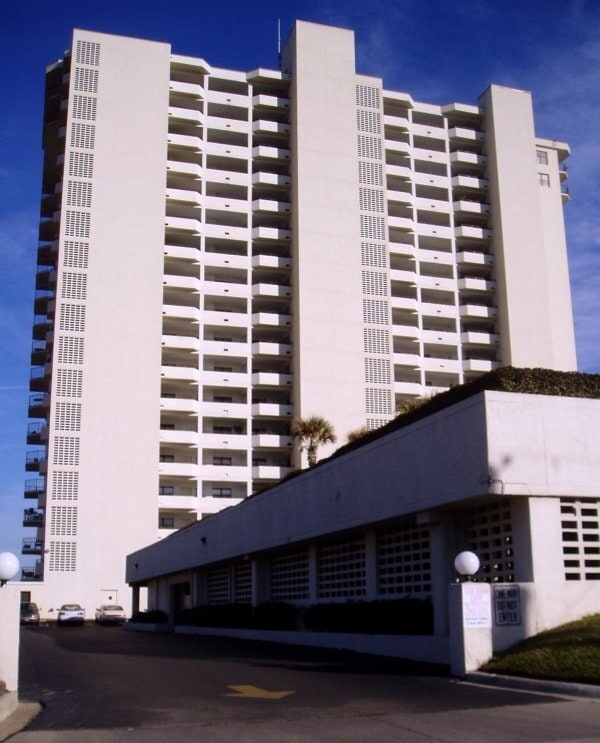 The front, from the west - Pelican Point Condominium