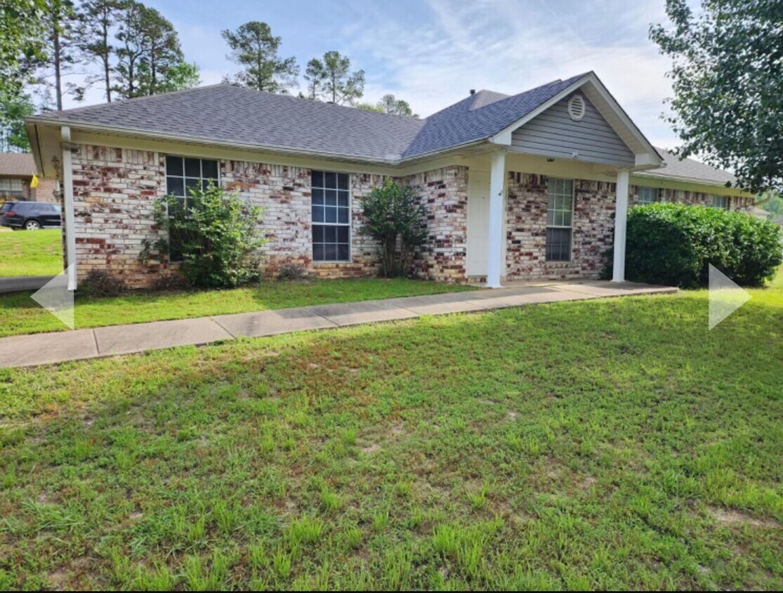 Primary Photo - 3-Bed, 2-Bath Home in Benton – Available a...