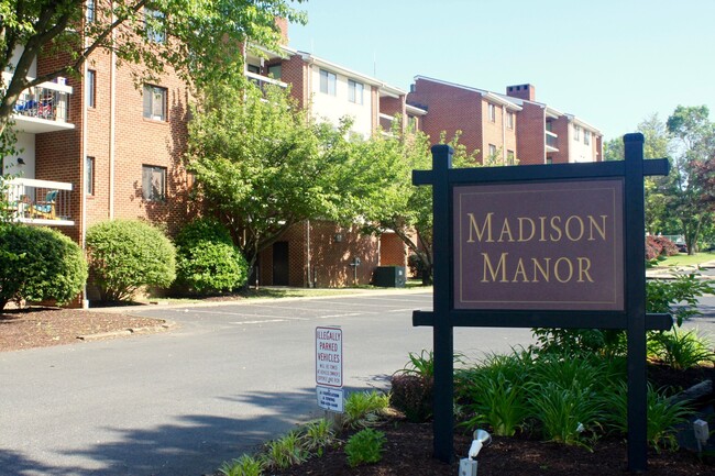 Building Photo - Spacious & Vibrant 3-Bedroom Apartment Nea...