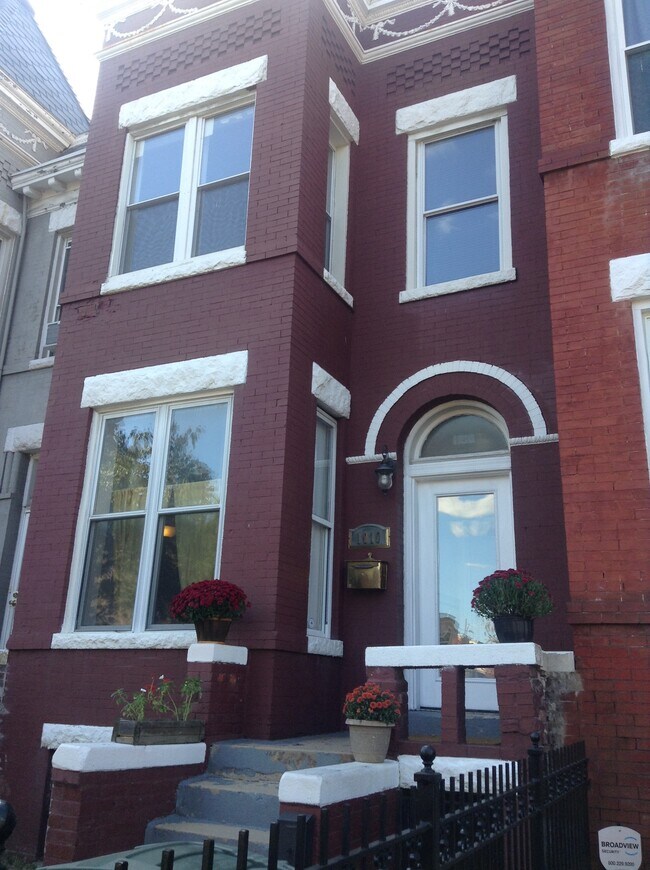 Sótano de hermosas homes en hilera de ladrillo - 1010 11th St NE