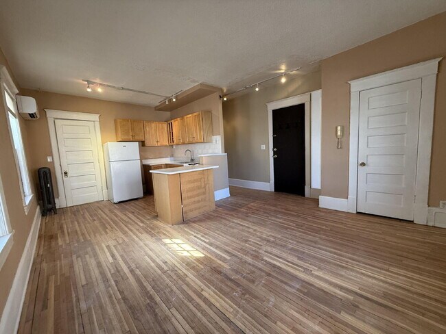 Foto del edificio - Charming 1-Bedroom in Historic Douglas Apa...