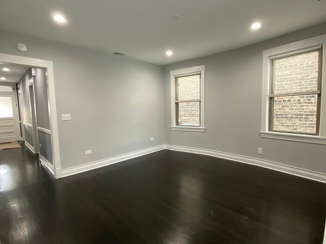 Building Photo - 5618 N Maplewood Ave