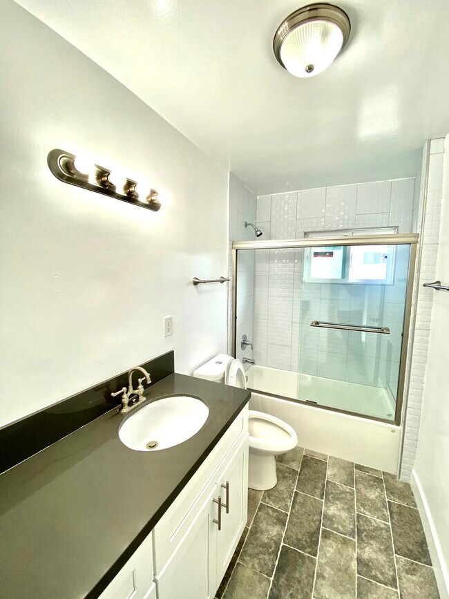 Building Photo - 336 S Doheny Dr