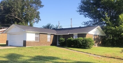 Building Photo - 2800 S Taft St